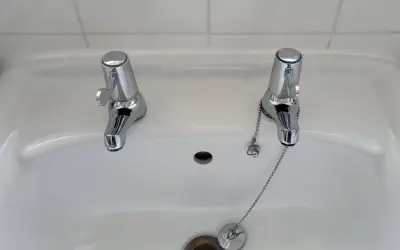 Dlaczego w Anglii są dwa krany? Zaskakujące powody tego zwyczaju