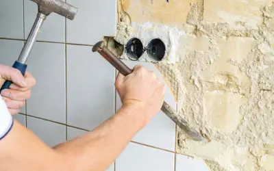 Jak skutecznie skuć kafelki bez uszkodzenia podłoża? Porady