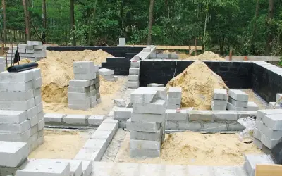 Czym malować ściany fundamentowe, aby uniknąć kosztownych błędów?