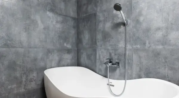 Jakie płytki do łazienki: matowe czy błyszczące? Porównanie zalet i wad