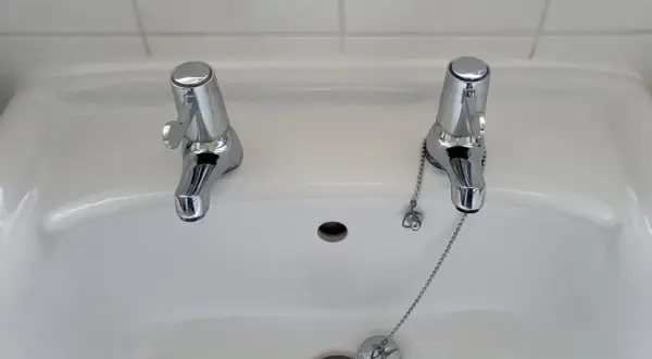 Dlaczego w Anglii są dwa krany? Zaskakujące powody tego zwyczaju