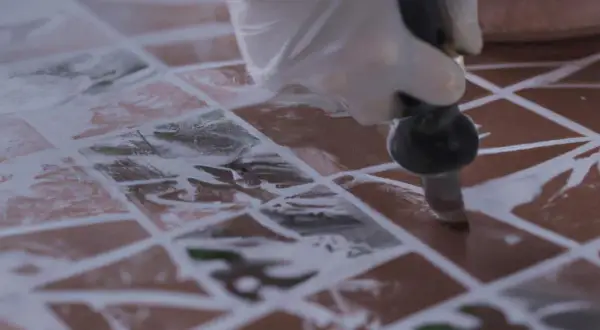 Czym pomalować kafelki, aby uzyskać trwały i estetyczny efekt?
