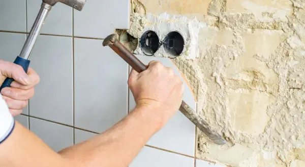 Jak skutecznie skuć kafelki bez uszkodzenia podłoża? Porady