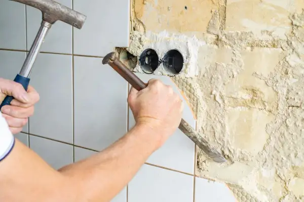 Jak skutecznie skuć kafelki bez uszkodzenia podłoża? Porady